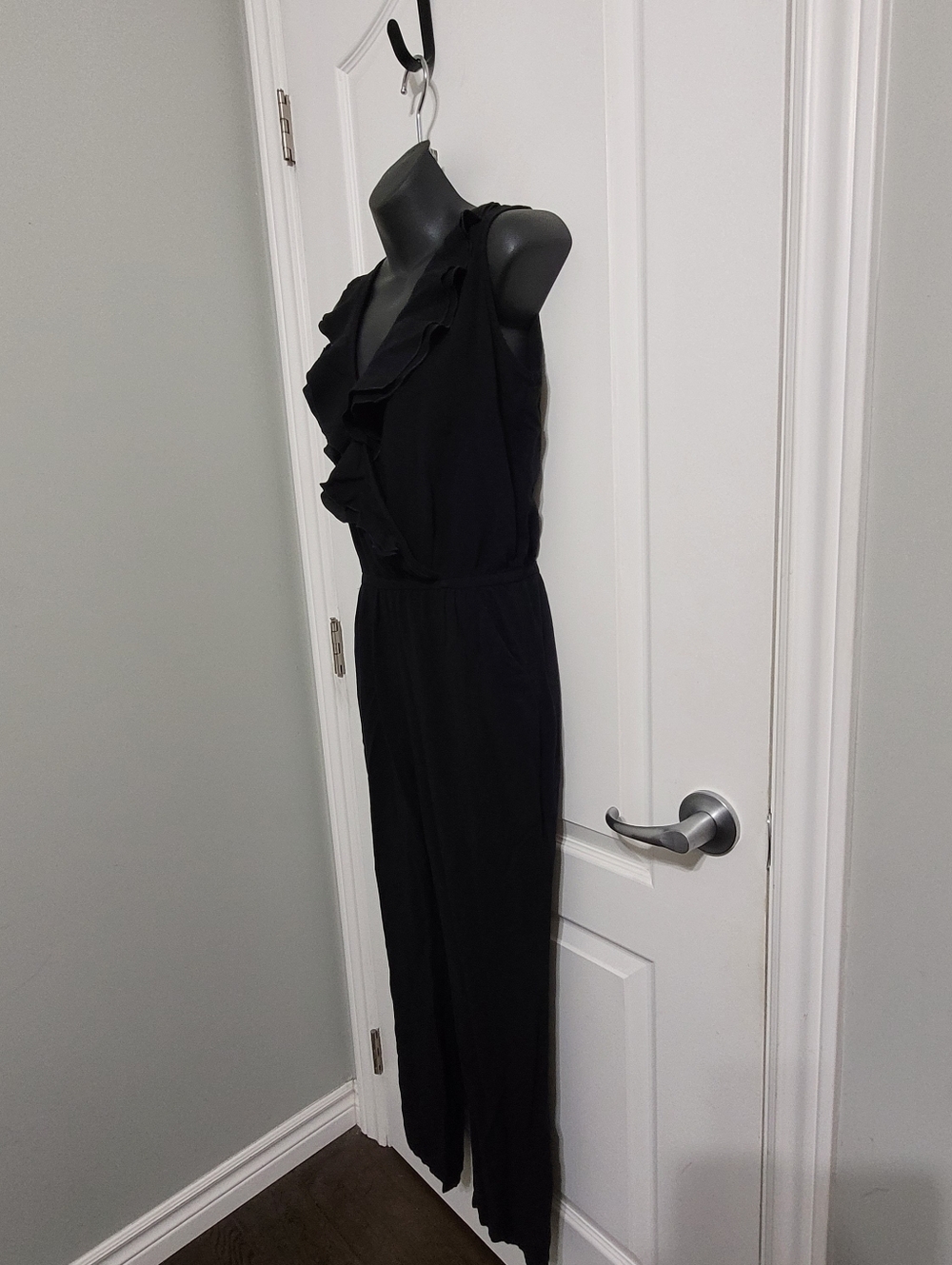 💲2️⃣ Trendsetter Sleeveless Black Ruffle Cross-Over V-Neck Jumpsuit Size Med - Picture 5 of 13